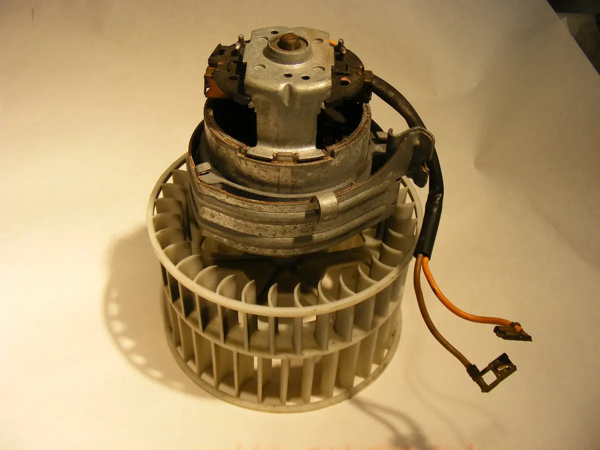 Saab 9-3 99-02 Cabin Heater Fan Blower Motor Assembly Genuine Saab 4759650 / 3 137 220 289 / 3137220289 2