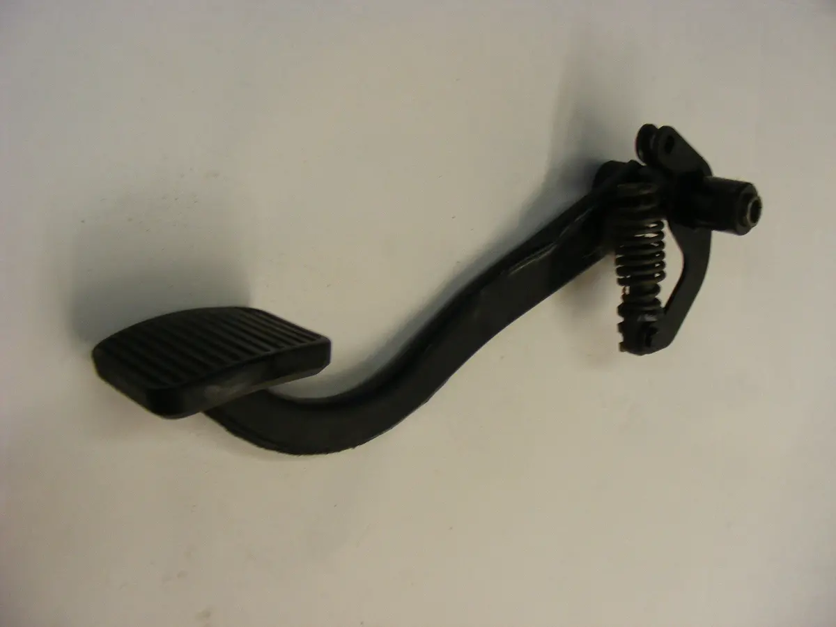 Saab 9000 8973299 1986–1998 Clutch Pedal Assembly 1