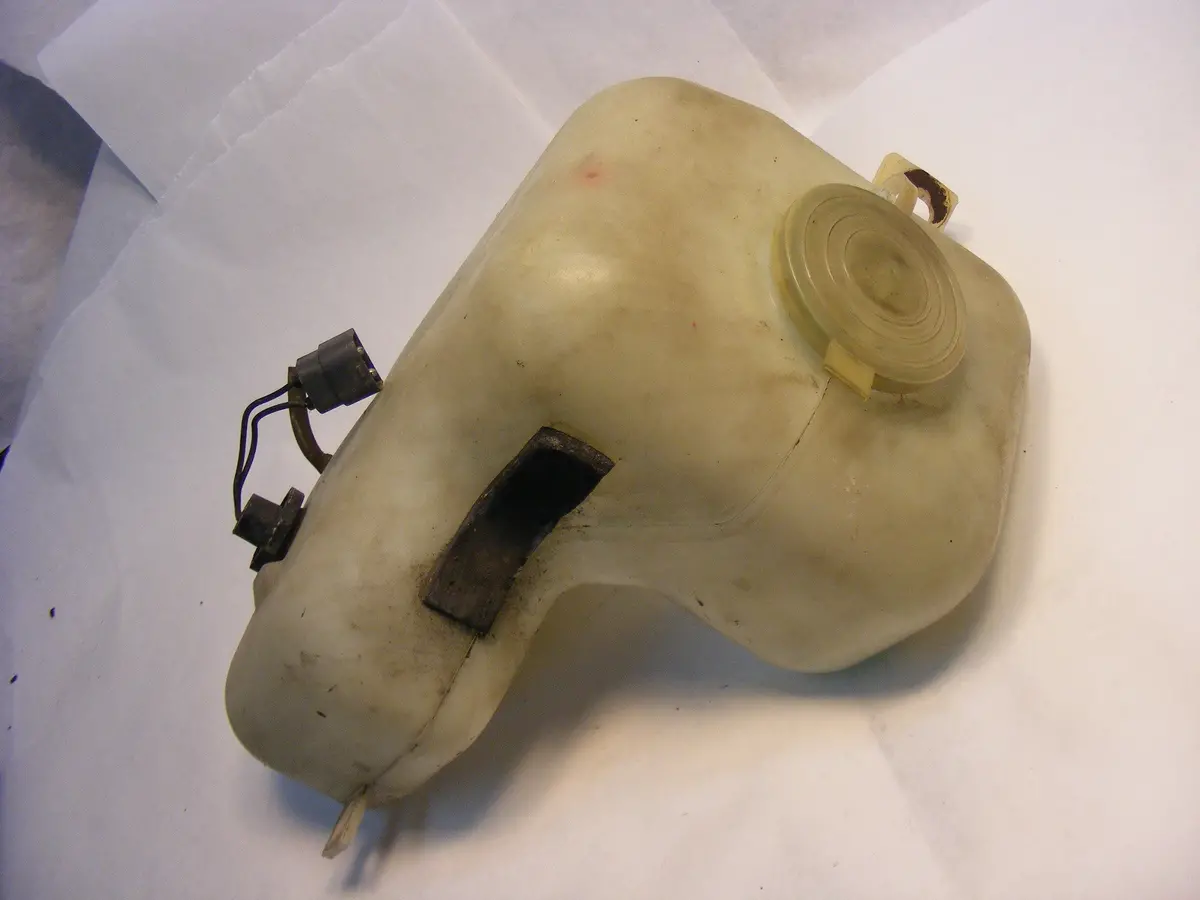 Saab 9000 86 87 88 89 90 91 Washer Fluid Pump Reservoir Tank 9500471 With Pump 30525922 & Sensor 9507633 & Cover 8518557 Classic 1