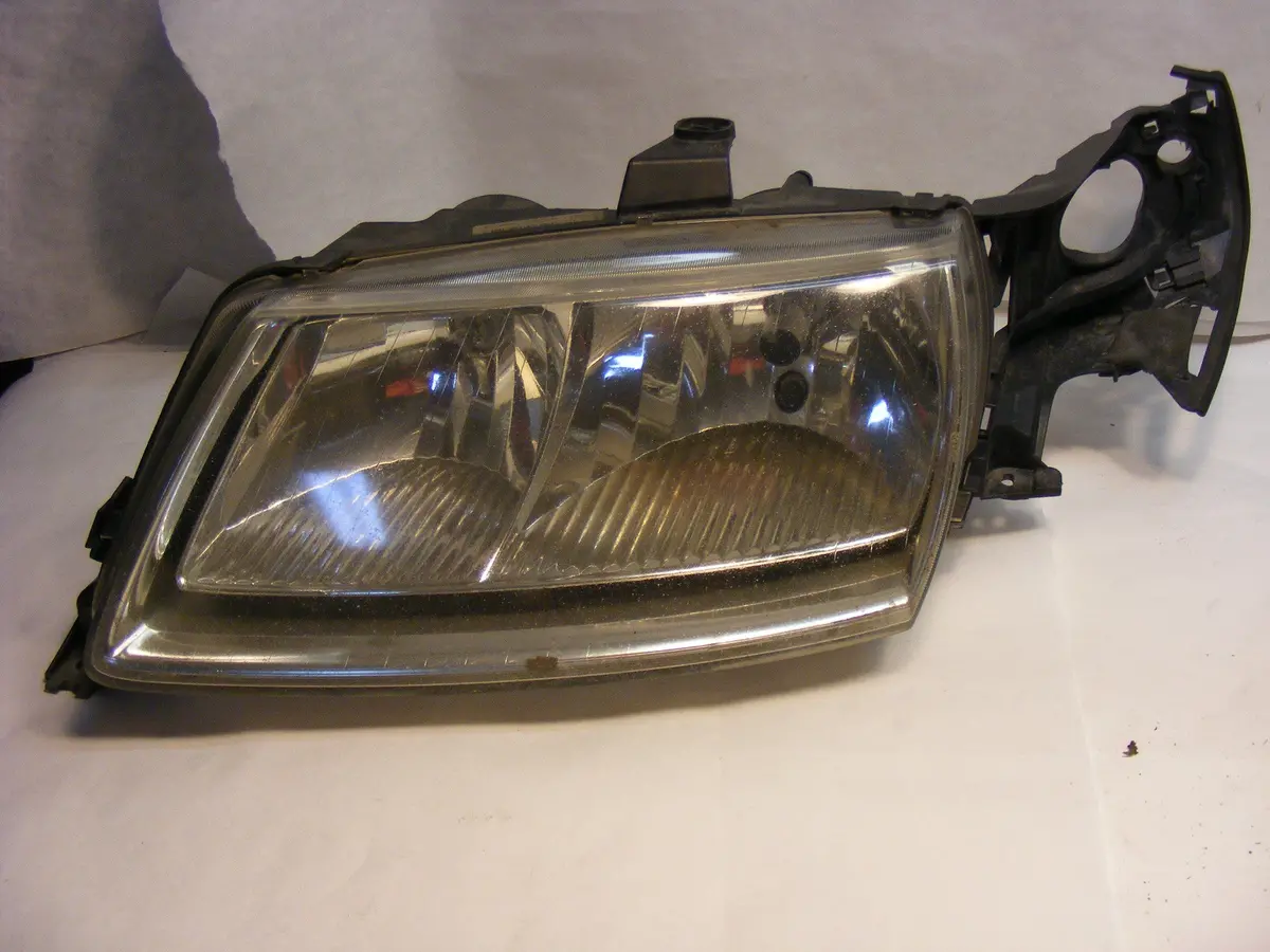 Saab 9-5 Halogen Head Light Left Hand Driver Side 89008941 5337936 02 03 04 05 1