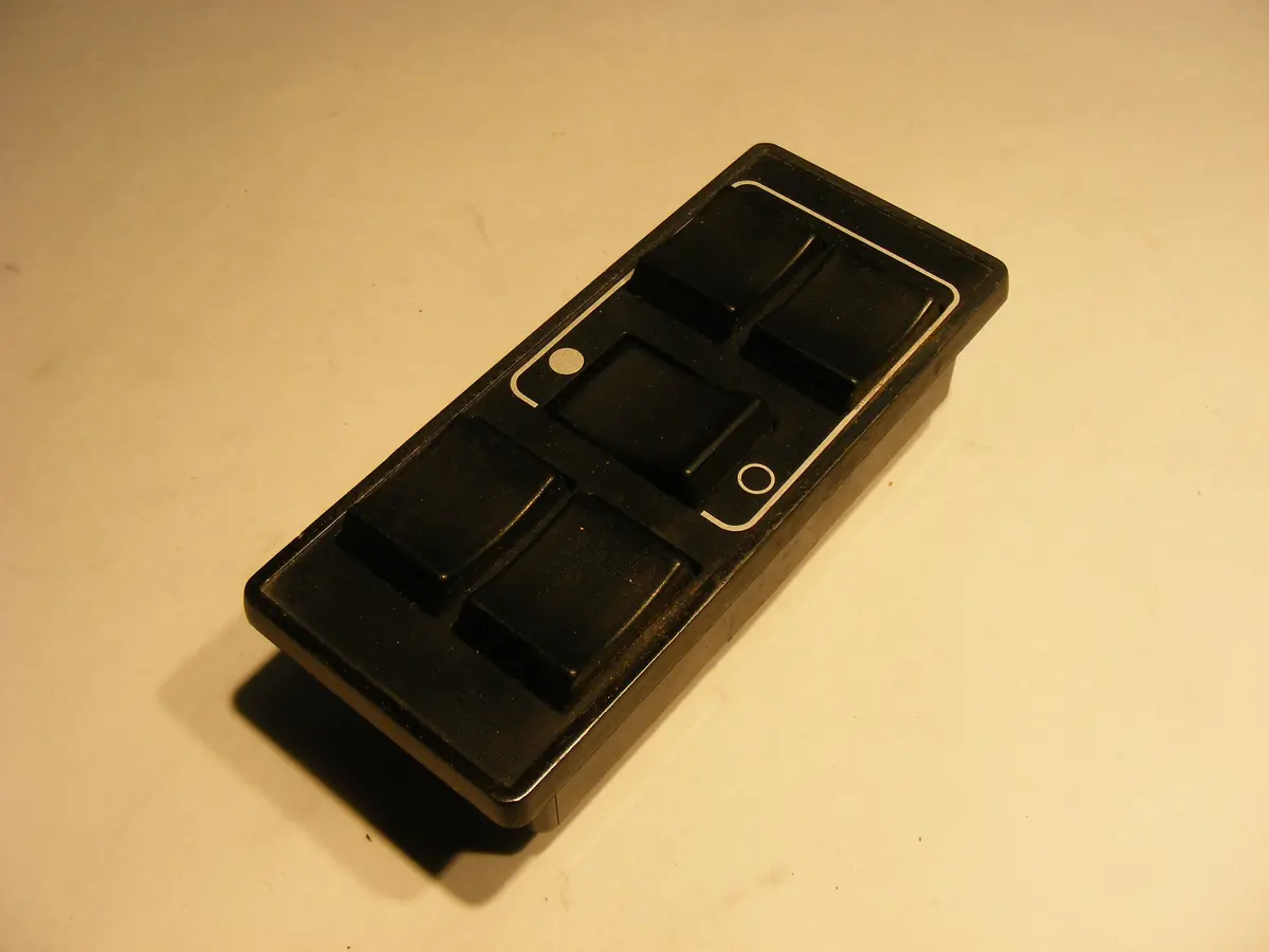 Volvo 240 Gl / Classic Sedan / Wagon Power Window Switch Pack 86 87 88 89 90 91 92 93 1347045 1