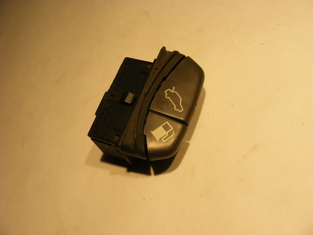 Volvo S70 V70 C70 98 99 00 Gas Flap / Trunk Release Button / Switch 9162946 1