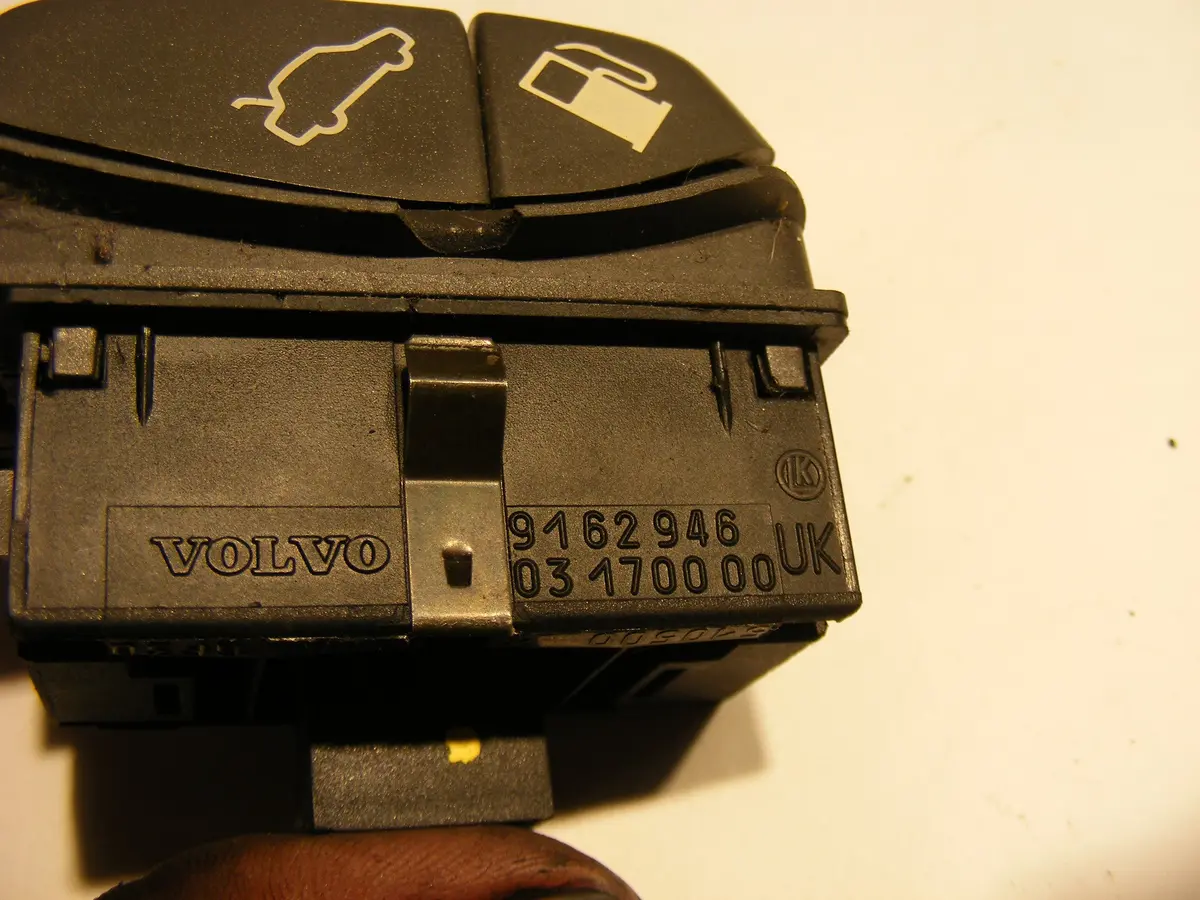 Volvo S70 V70 C70 98 99 00 Gas Flap / Trunk Release Button / Switch 9162946 2