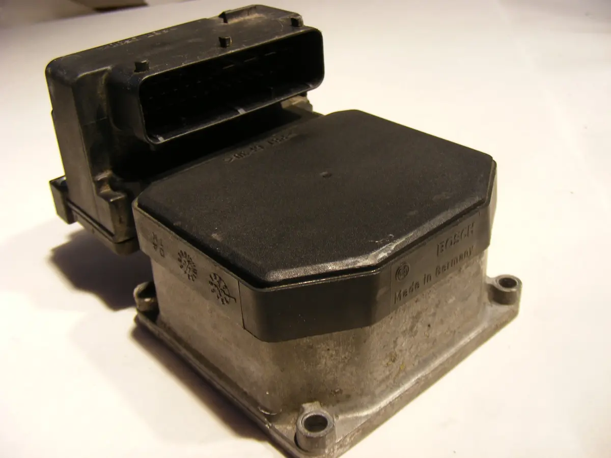 Saab 9-5 9-3 99 00 01 02 Bosch Anti Lock Brake Abs W/ Esp Electronic Control Unit Ecm Ecu 0273004451 1