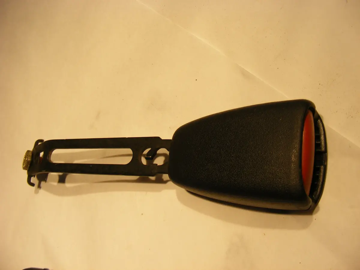 99 00 01 02 03 04 05 Saab 9-5 Front Right, Passenger Side Seat Belt Seatbelt Buckle Receiver 5013636 1