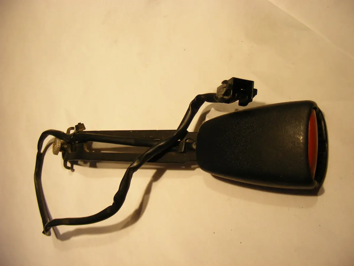 99 00 01 02 03 04 05 Saab 9-5 Front Left, Driver Side Seat Belt Seatbelt Buckle Receiver 5205471 1