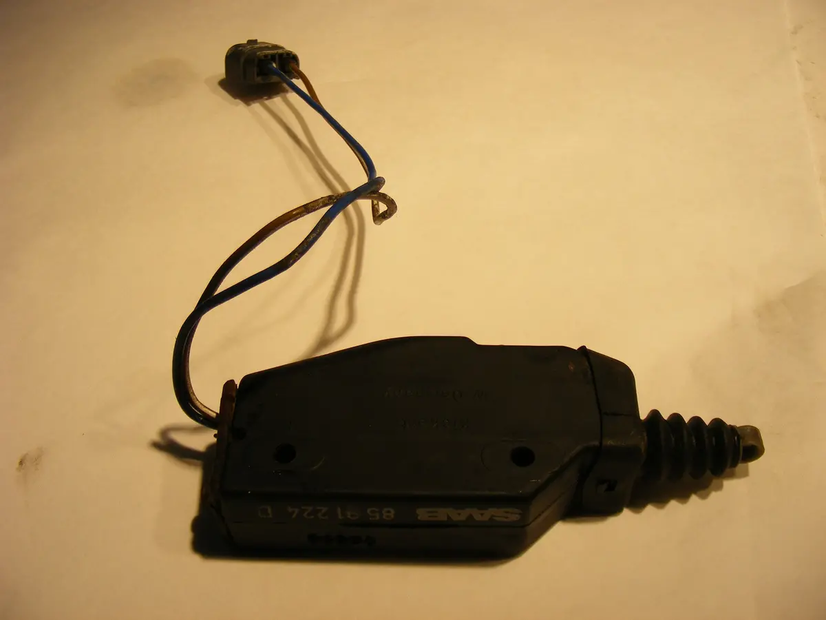 Saab 900 Classic Door Central Lock Actuator Front Driver Side 8591224 8591224D 85 86 87 88 89 90 91 92 93 Locking 1