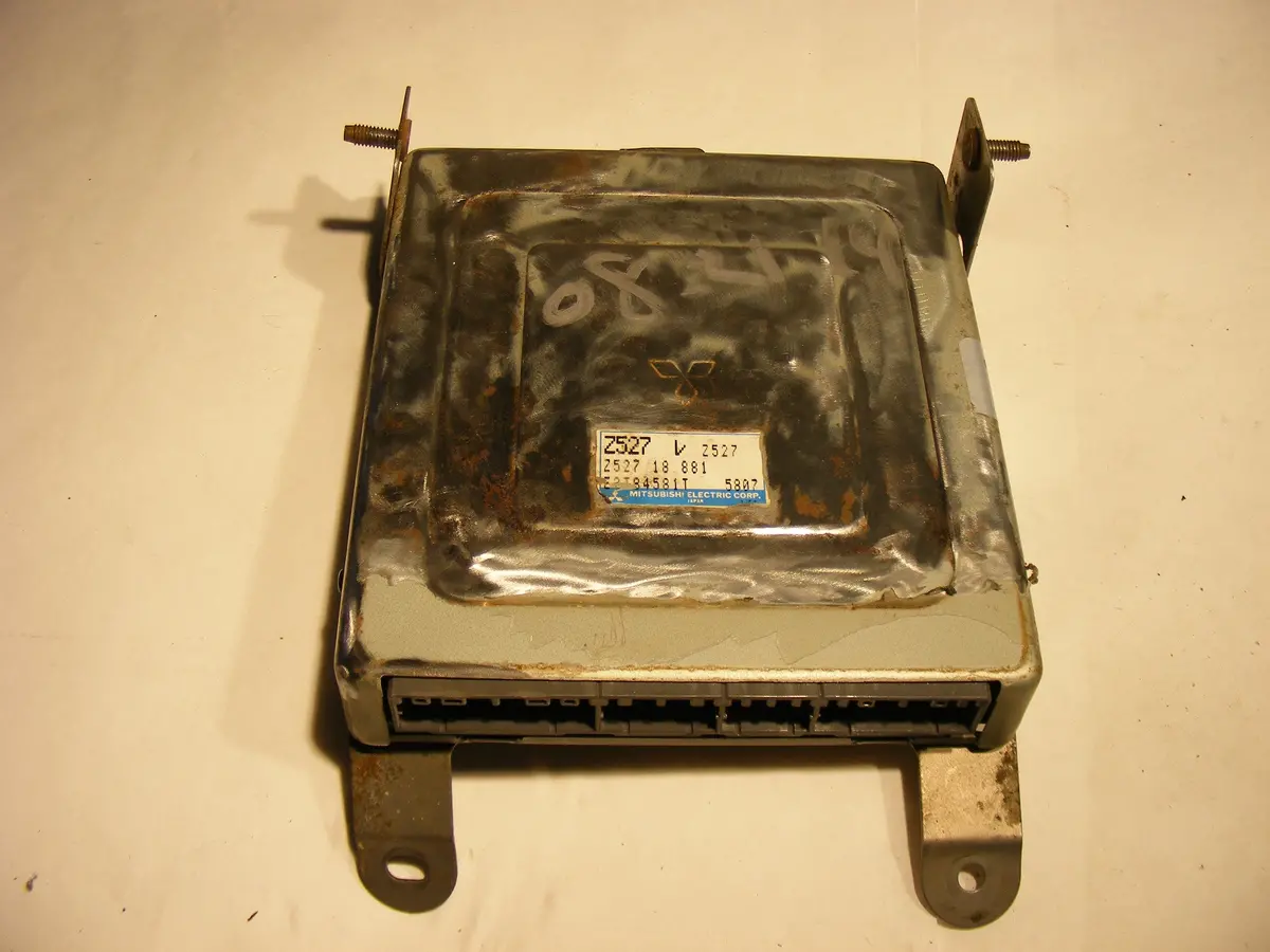 1995-1996 Mazda Protege Ecm Ecu Engine Control Unit Computer Z527 18 881   95-96 1