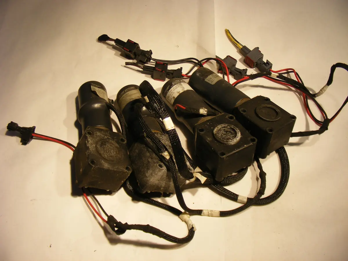 95 96 97 98 Saab 900 Convertible Power Top Motor Motors - Set Of All 4 Globe 409A529 409A527 409A528 409A526 4850707 4850616 4850715 4850624 2