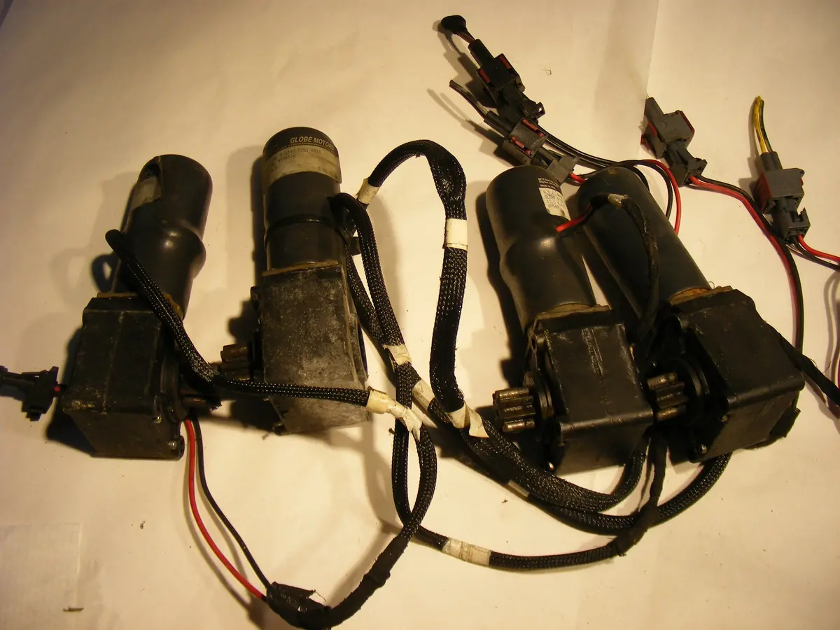 95 96 97 98 Saab 900 Convertible Power Top Motor Motors - Set Of All 4 Globe 409A529 409A527 409A528 409A526 4850707 4850616 4850715 4850624 1