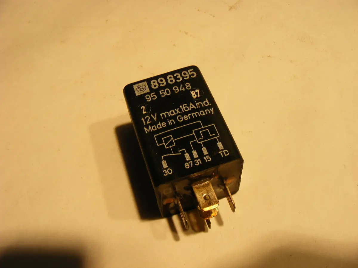 Saab Relay Fuel Pump 3307110 9550948 900 898395 1