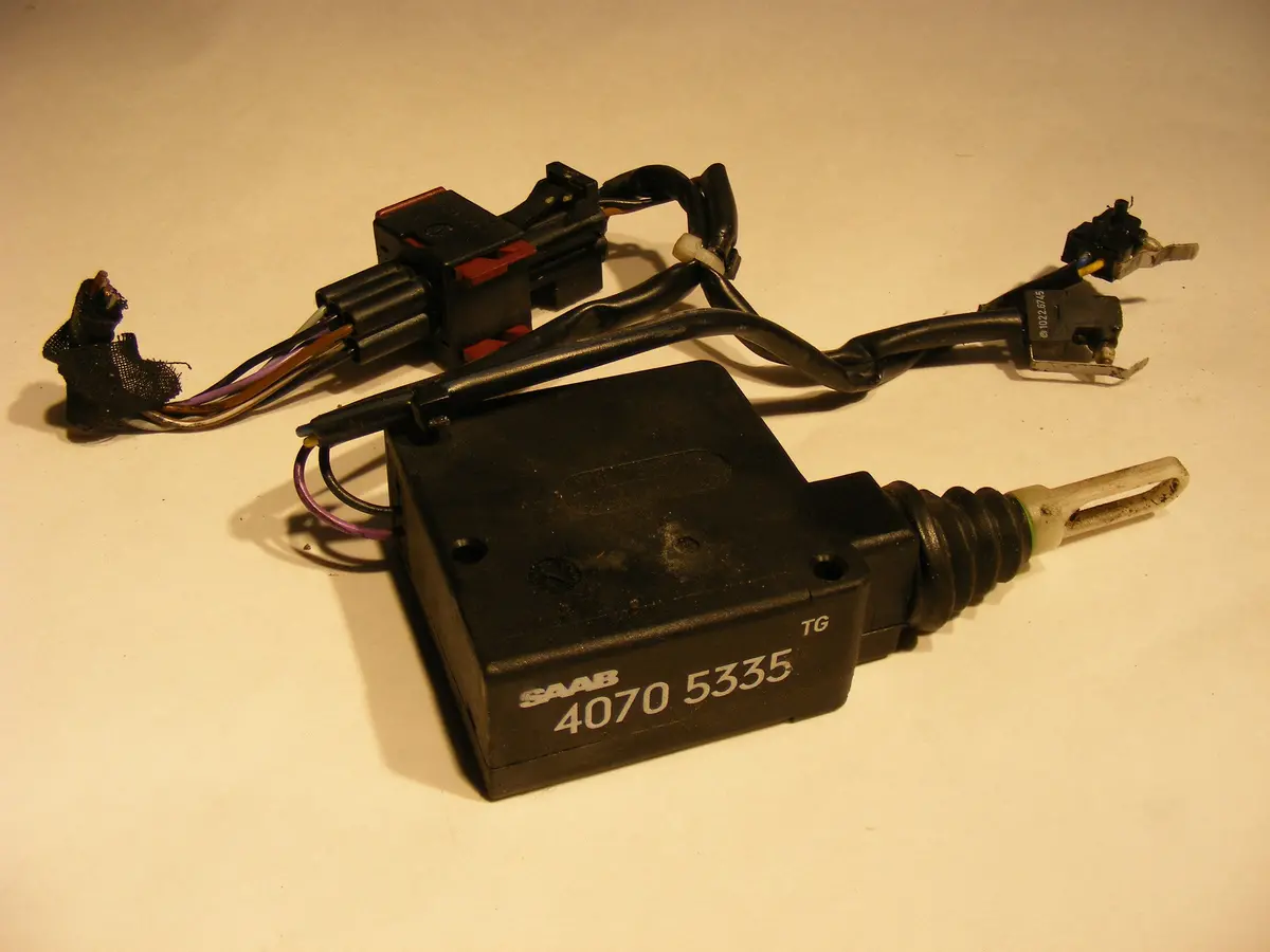 Saab 9000 40705335 Hatchback Trunk Central Latch & Lock Actuator 93 94 95 96 97 98 Kiekert 1
