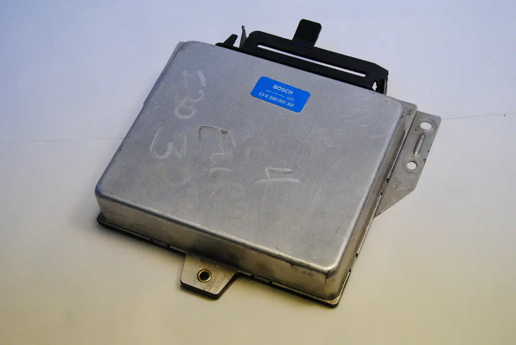 Bmw 0280001301 Bmw 320I / 323I / 520I Euro Bosch Ecm Engine Ecu Computer 1