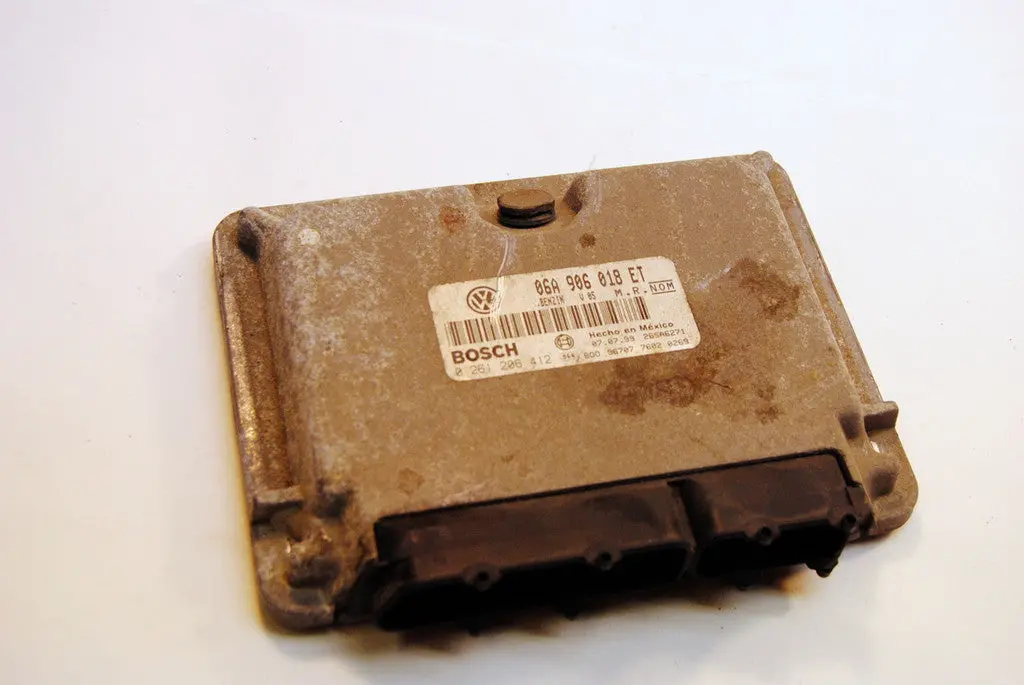 Vw Golf Jetta 2.0 06A906018et Ecm Ecu Bosch Engine Control Computer 0261206412 01-02 1