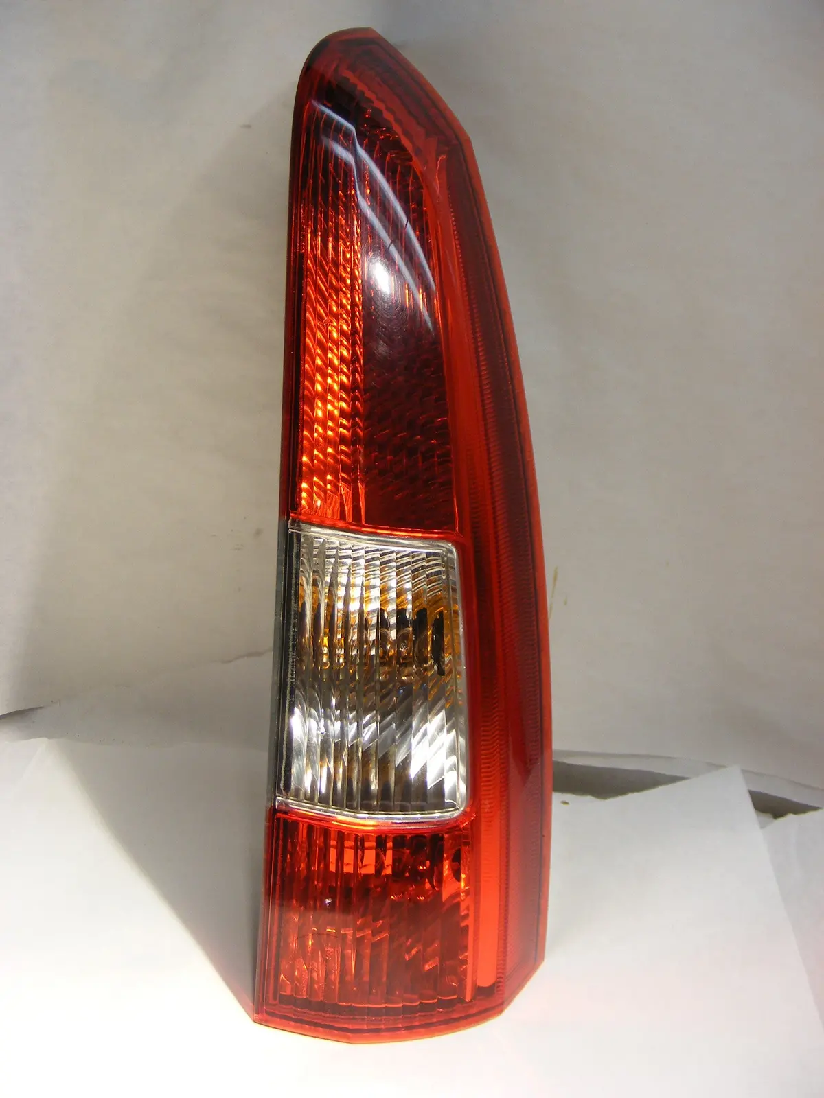 Volvo V70 Xc70 Wagon 9154494 Right Hand Passenger Side Upper Tailight Tail Light Lamp Assembly 01 02 03 04 1