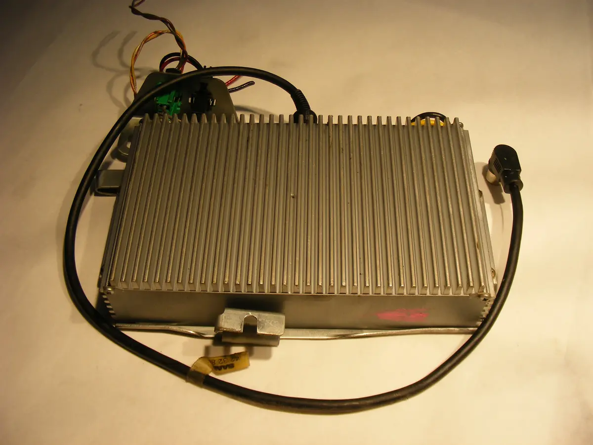 Saab 900 Se Turbo Radio Amplifier Amp Part 4488003 With Din Cable & Bracket 4232807 94 95 96 97 98 1