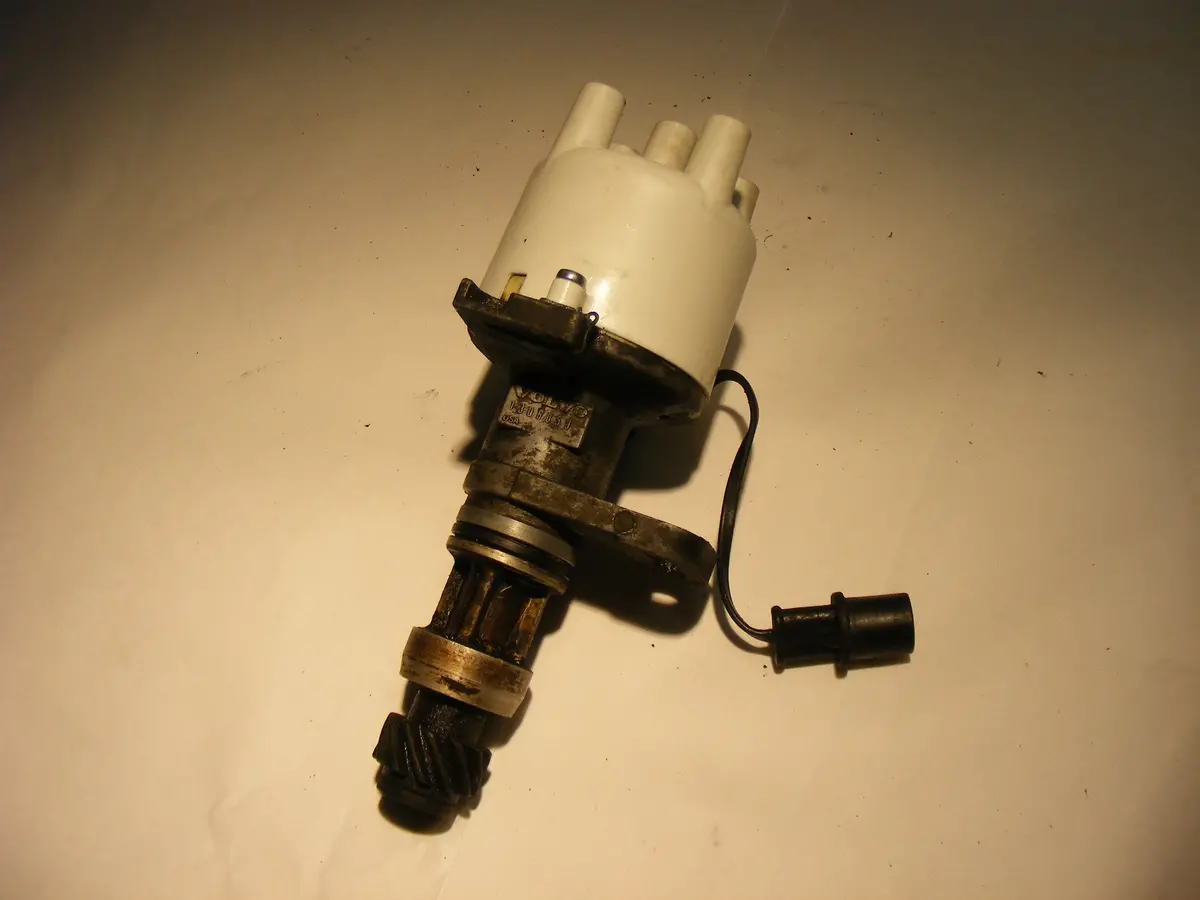 Volvo 240 Chrysler Ignition Distributor 1306059 / 5213065 81 82 83 1