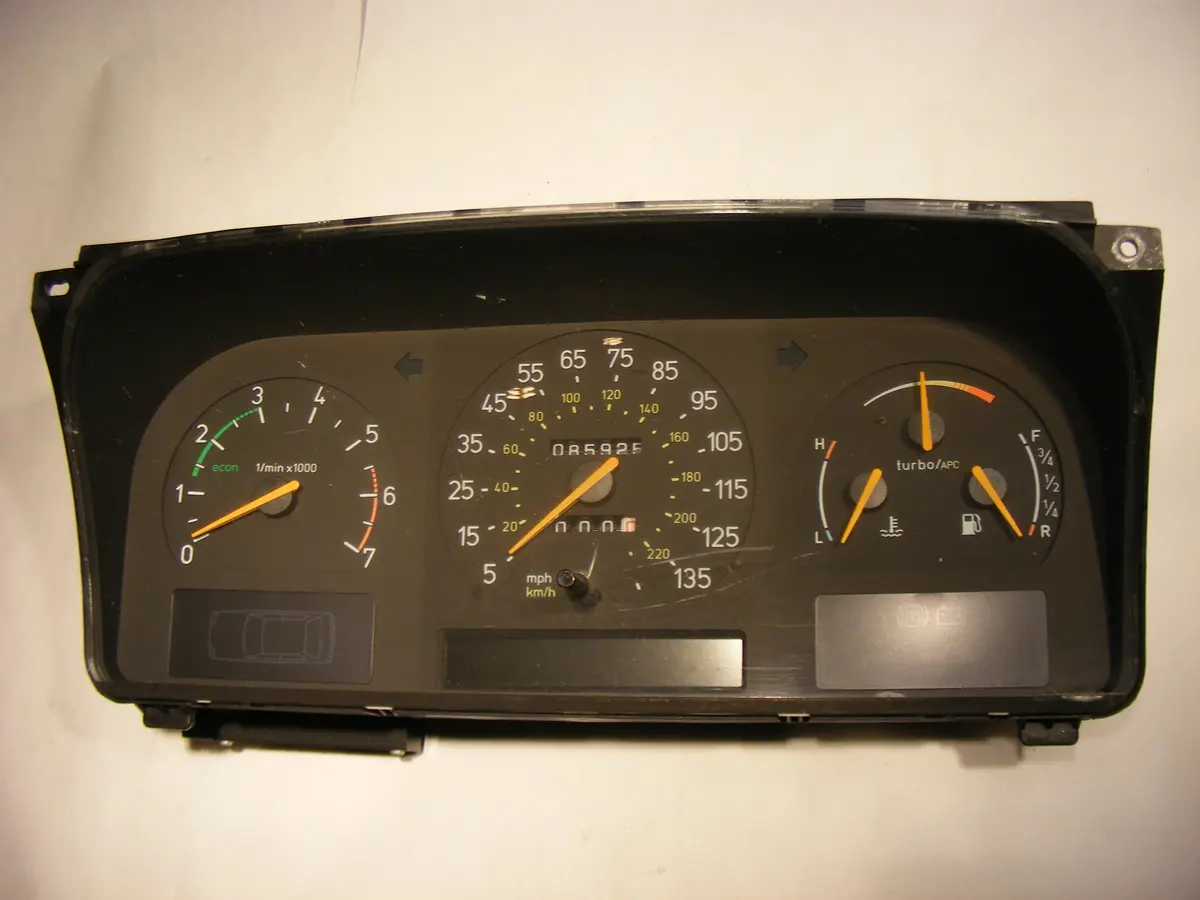 Saab 9000 Cse / Aero 1997 Automatic Gauge / Instrument Cluster 4710067 / 47 10 067 Yazaki / 4774736 47 74 736 1