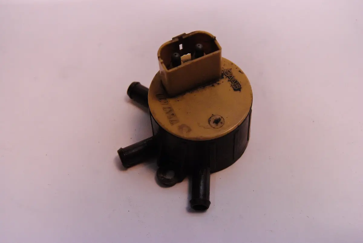 Genuine Saab 900 9000 Apc Solenoid Valve 7517477 Bpc  81 82 83 84 85 86 87 88 89 90 91 92 93 1
