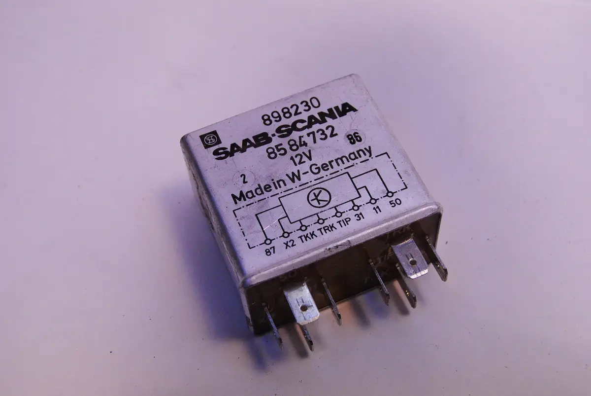 Saab 900 K-Jetronic Fuel Pump / Transient Enrichment Relay # 85 84 732 8584732 898230 1