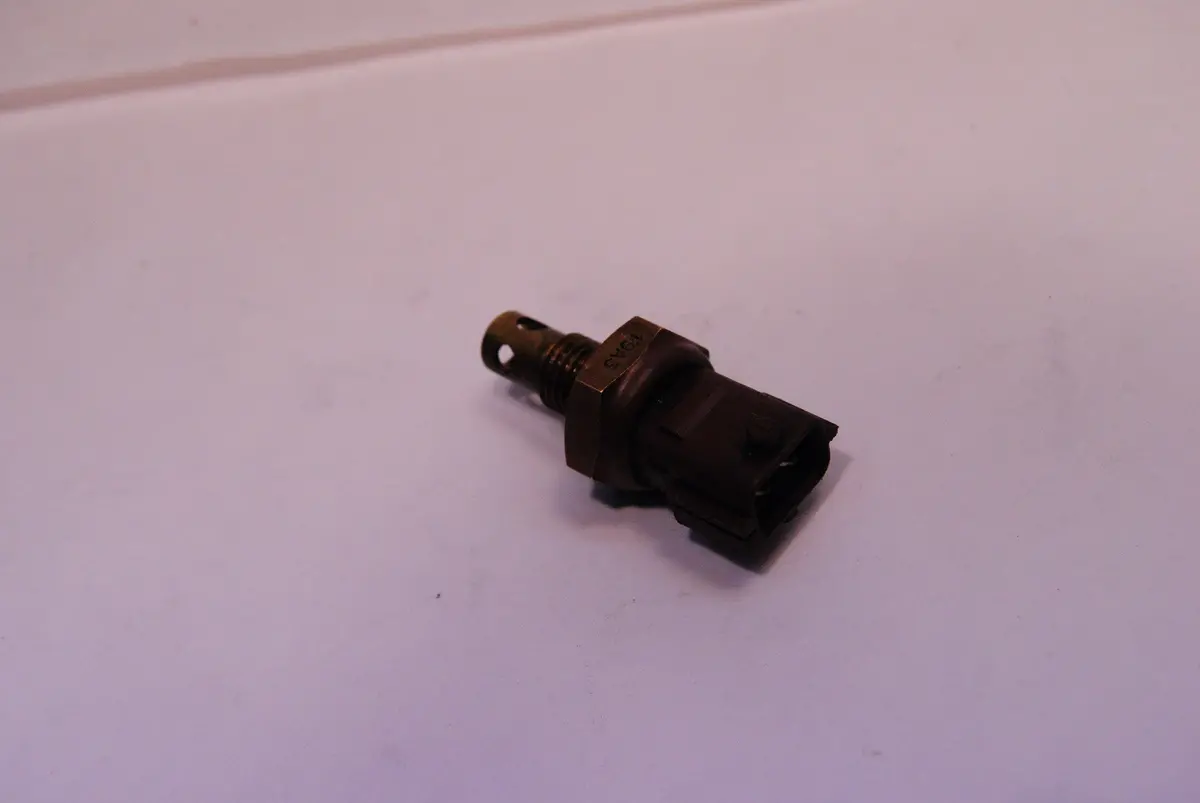 Saab 900 / 9000/ 9-3 Genuine Saab Engine Intake Air Temp Sensor 9174442 1