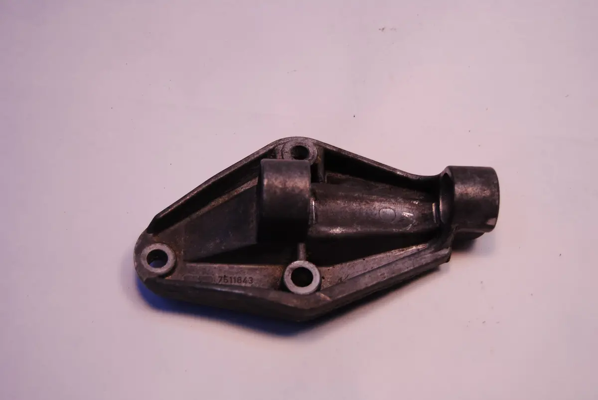 Saab Classic 900 Alternator Mount Bracket Turbo 7511843 85 86 87 88 89 90 91 92 93 1