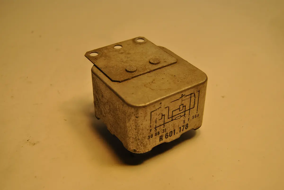 Vintage Saab 95 96 99 Turbo Primary Headlight Control Unit Relay R601178 / R 601.178 Classic 1