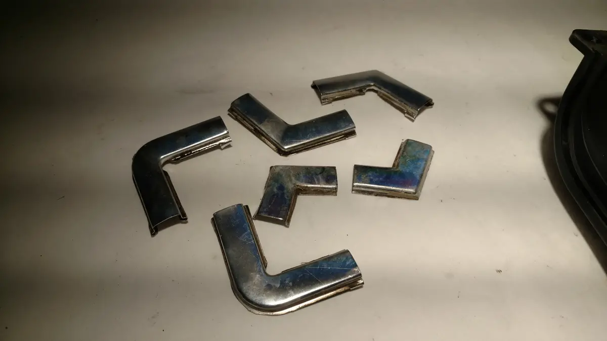 Saab 900 Classic Windshield Lock Strip Corner Connector Pieces  9222910 9222902 6911325 30522226 6911317 9293085 1